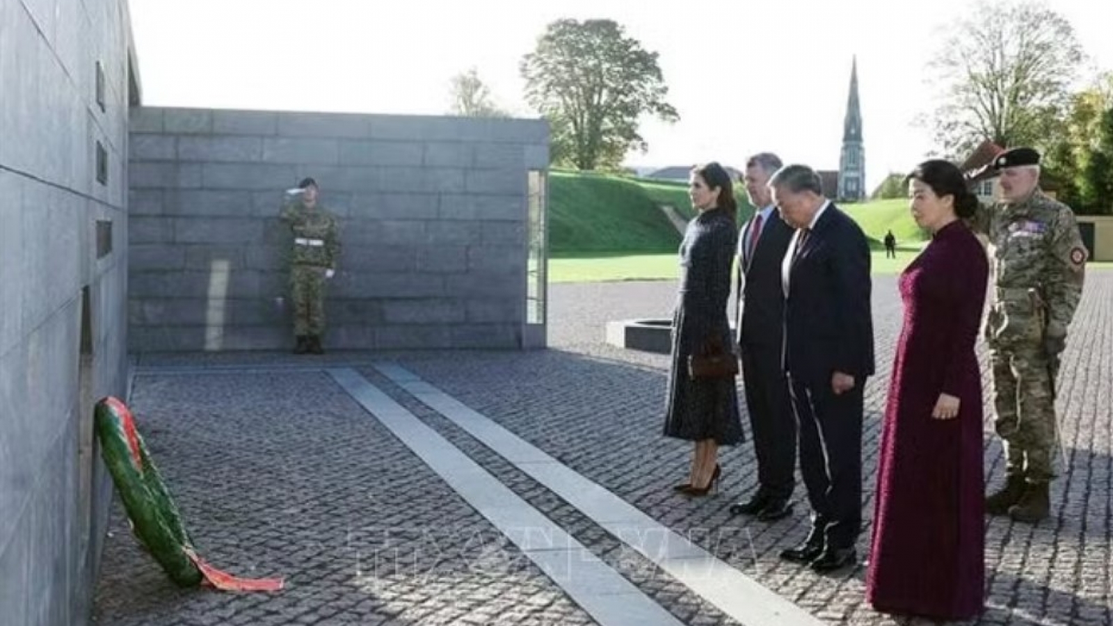 Top leader To Lam lays wreath at Monument for Denmark's International Effort