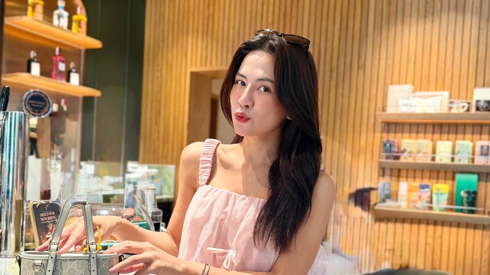 Sao Việt 17-10: Hà Nhi gây cười, Ngô Kiến Huy hóa “trai bản”