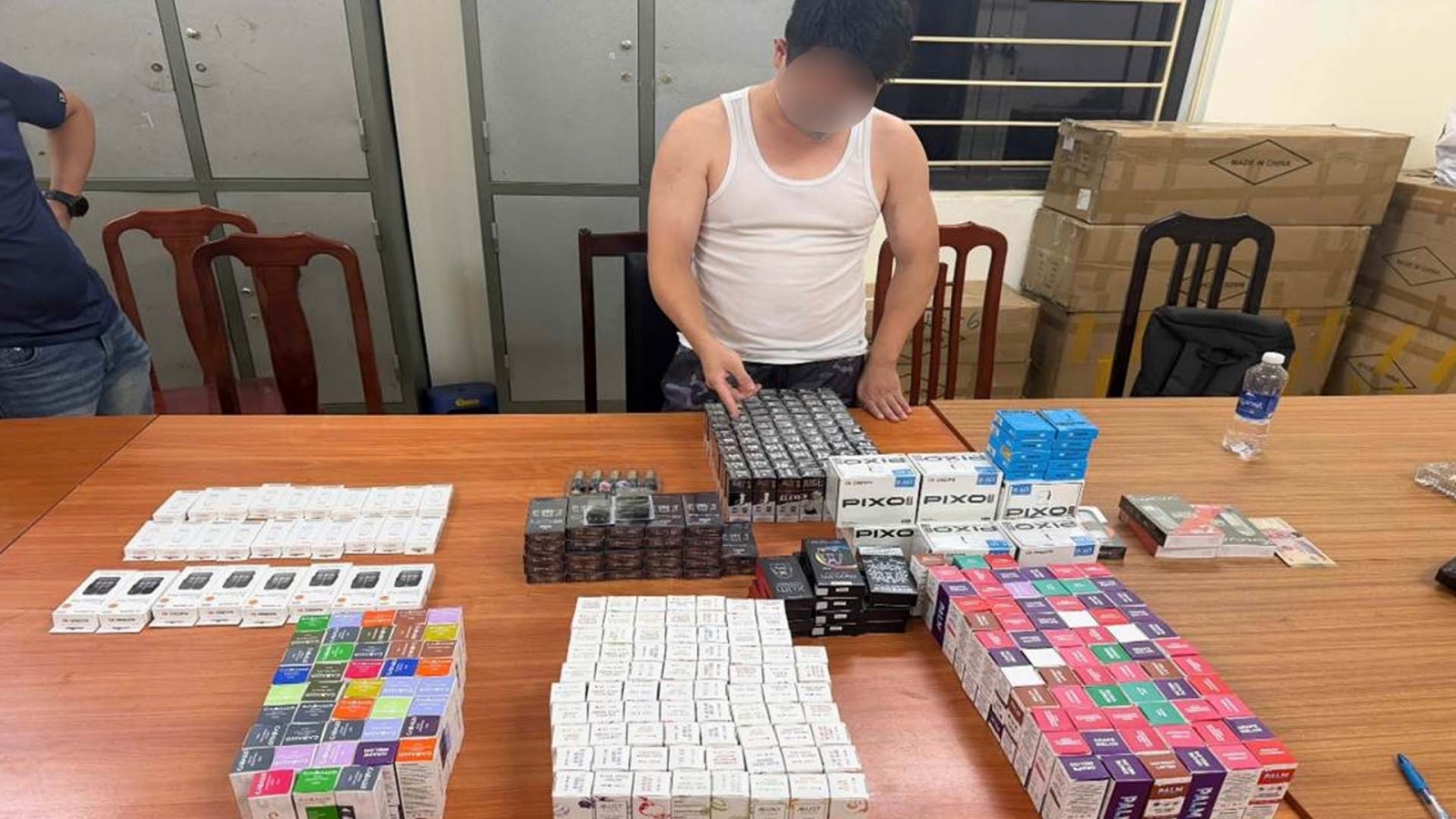 Hà Nội: Phát hiện đơn hàng thuốc lá điện tử hơn 120 triệu đồng nghi hàng cấm