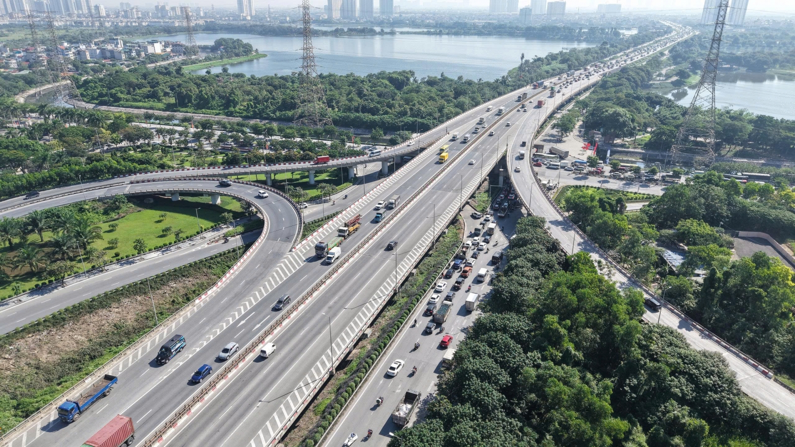 Xén dải phân cách, mở rộng đường, nút giao thông phía Nam Hà Nội bớt ùn tắc