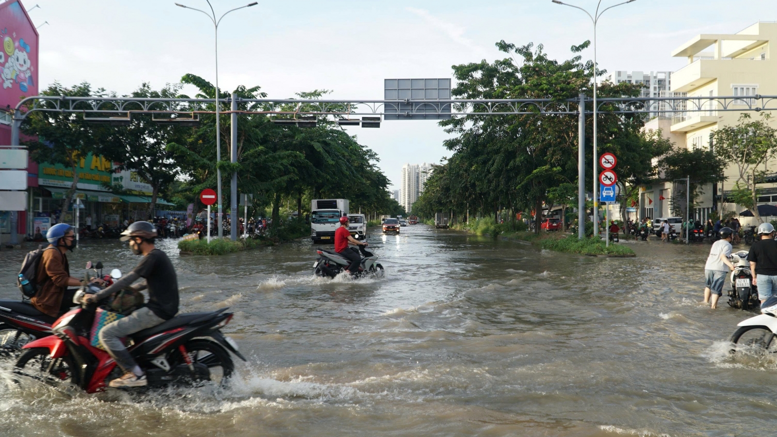 Triều cường dâng cao, nhiều tuyến đường ở TP.HCM ngập sâu