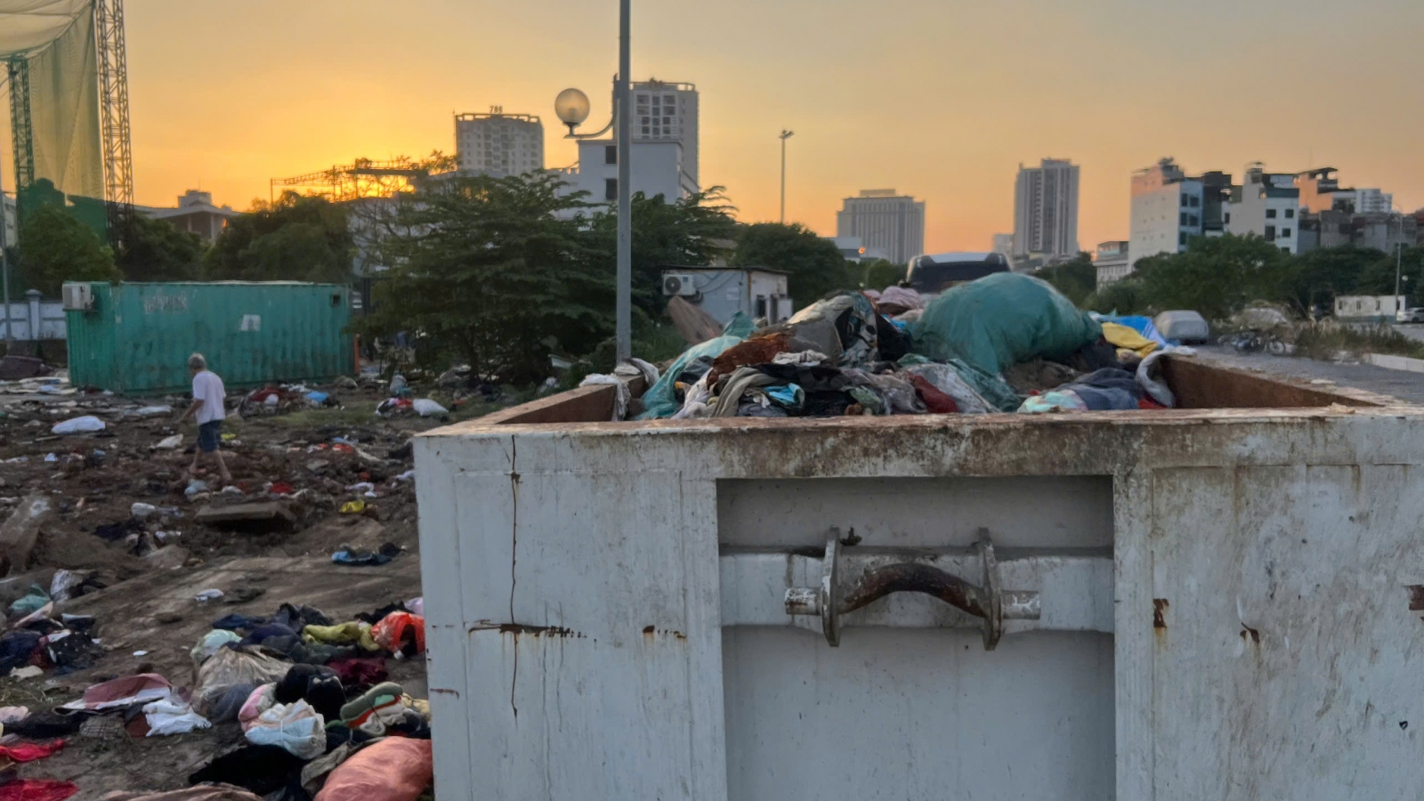 Bãi quần áo cũ ở Từ Liêm dần được dọn sạch
