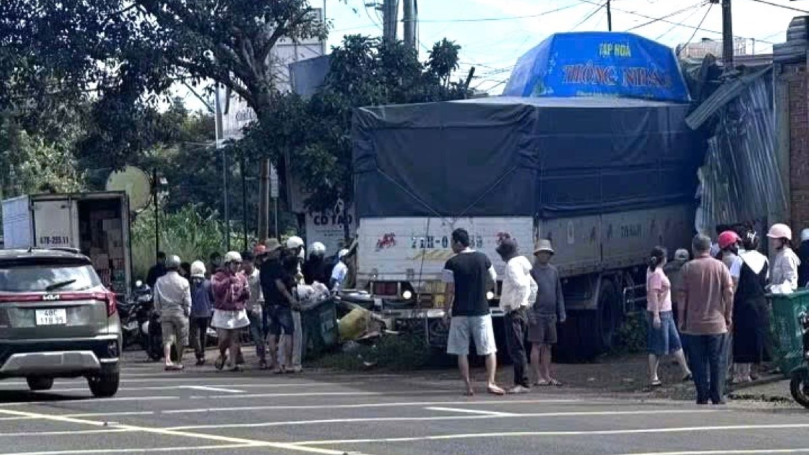 Xe tải lao vào tạp hóa ở Lâm Đồng khiến 3 người bị thương nặng