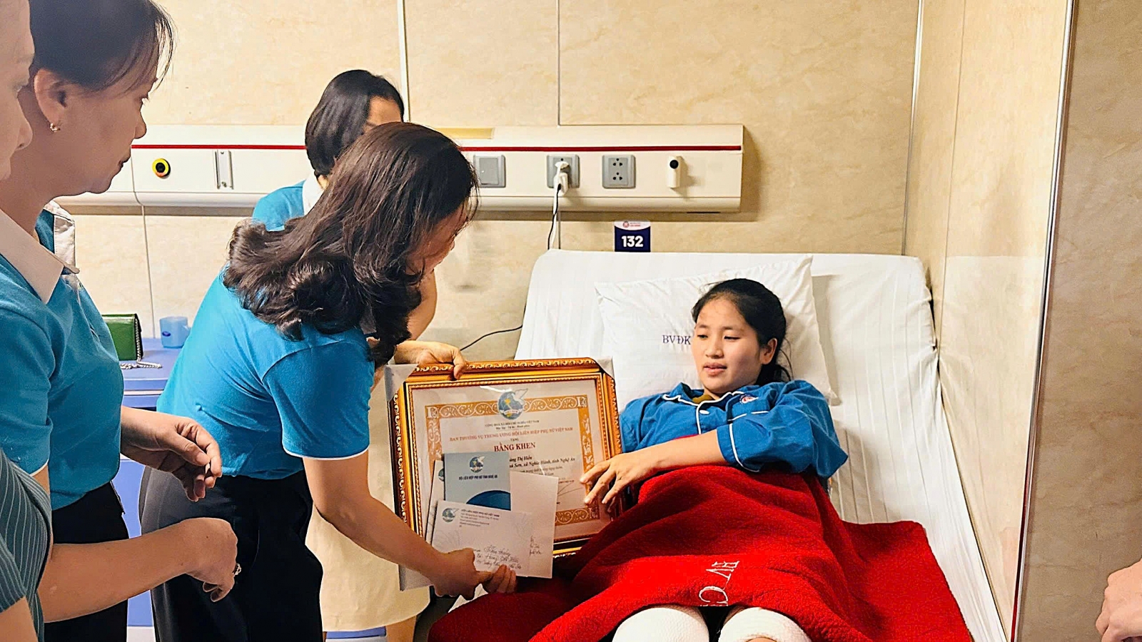 Cô giáo cứu bé 2 tuổi được Trung ương Hội LHPN Việt Nam tặng Bằng khen