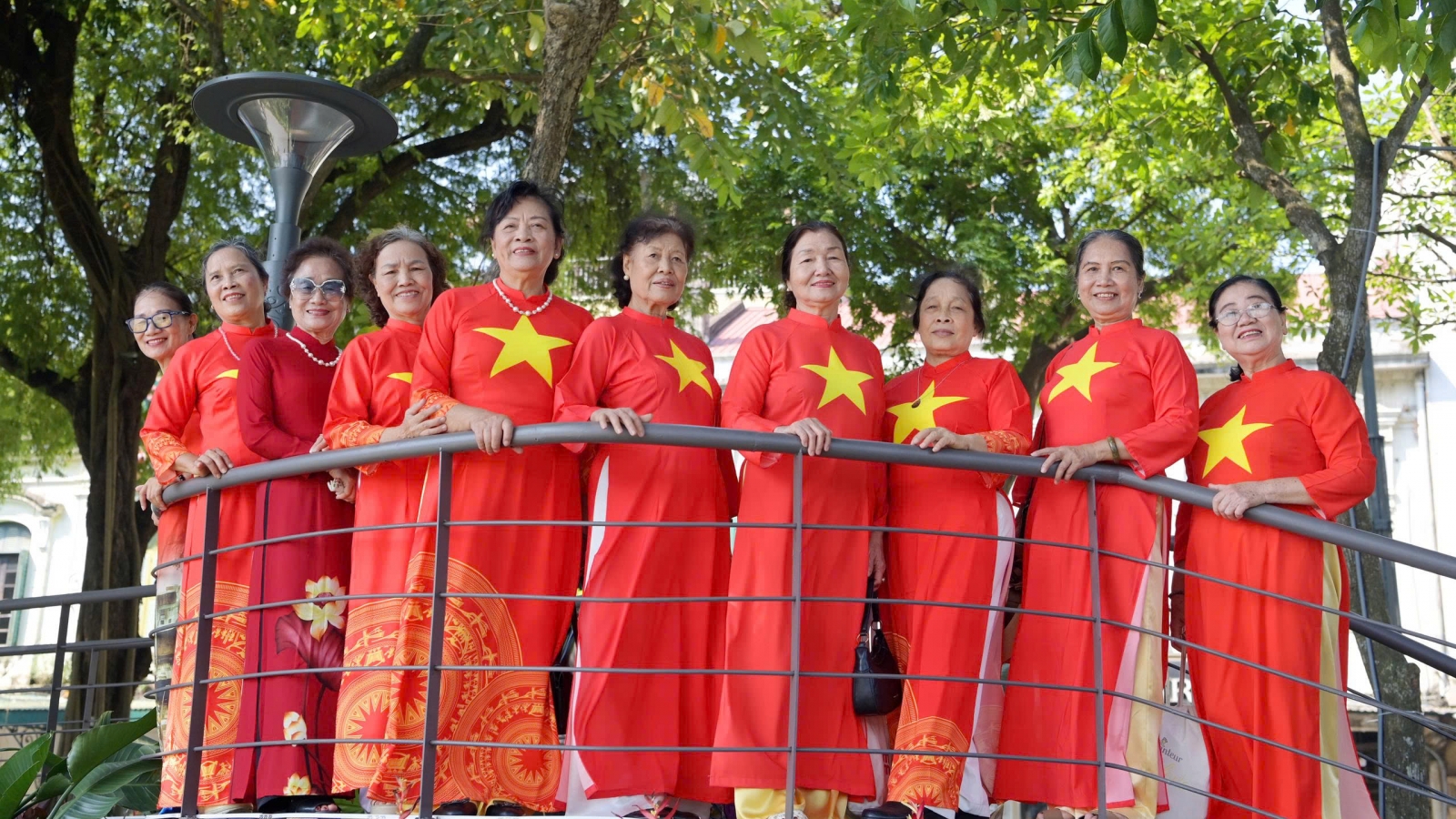 Người dân hào hứng chụp ảnh không gian "Dải lụa ký ức" và khung gương bên Hồ Gươm