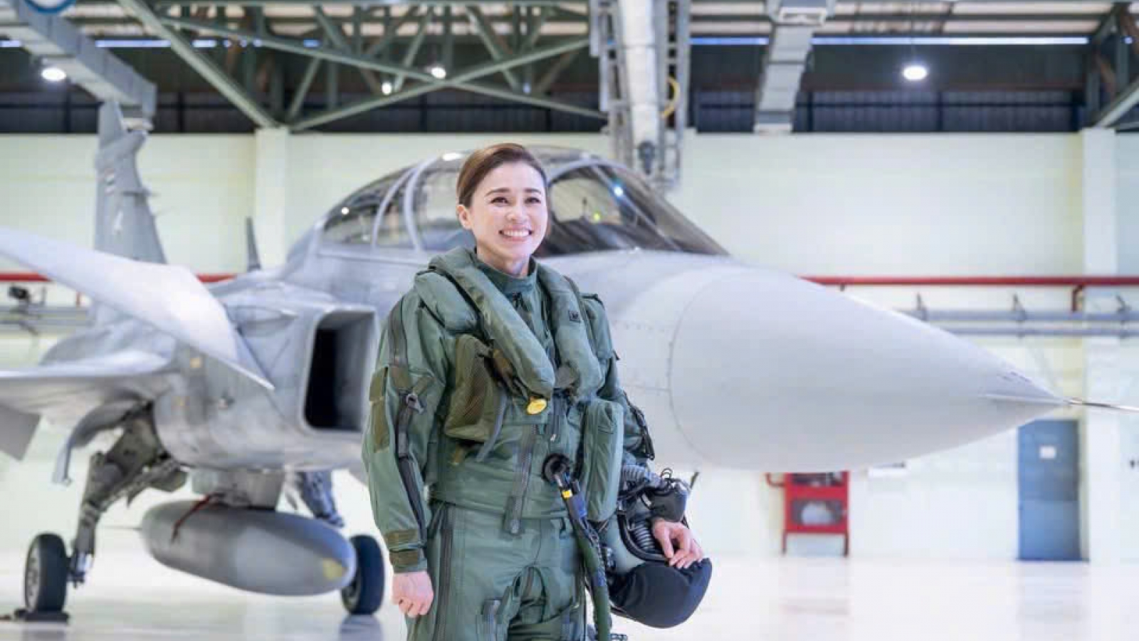 Hoàng hậu Thái Lan hoàn thành chuyến bay đơn đầu tiên trên tiêm kích Gripen