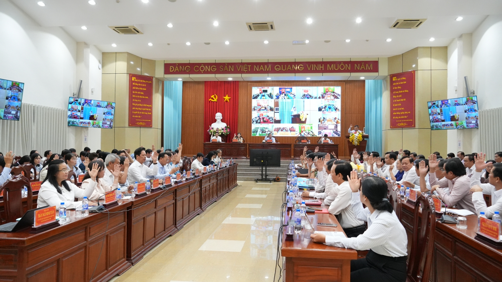 Chuyển mạnh từ “hoàn thành công việc” sang “hoàn thành chỉ tiêu”