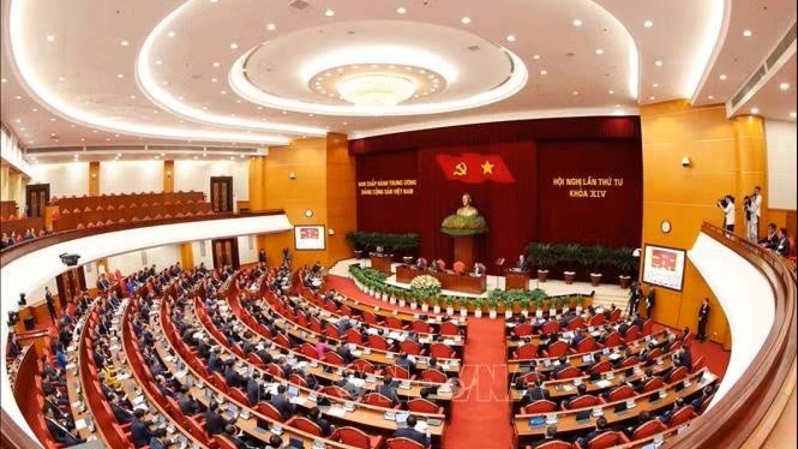 Ngày làm việc thứ hai, Hội nghị lần thứ tư Ban Chấp hành Trung ương Đảng khóa XIV