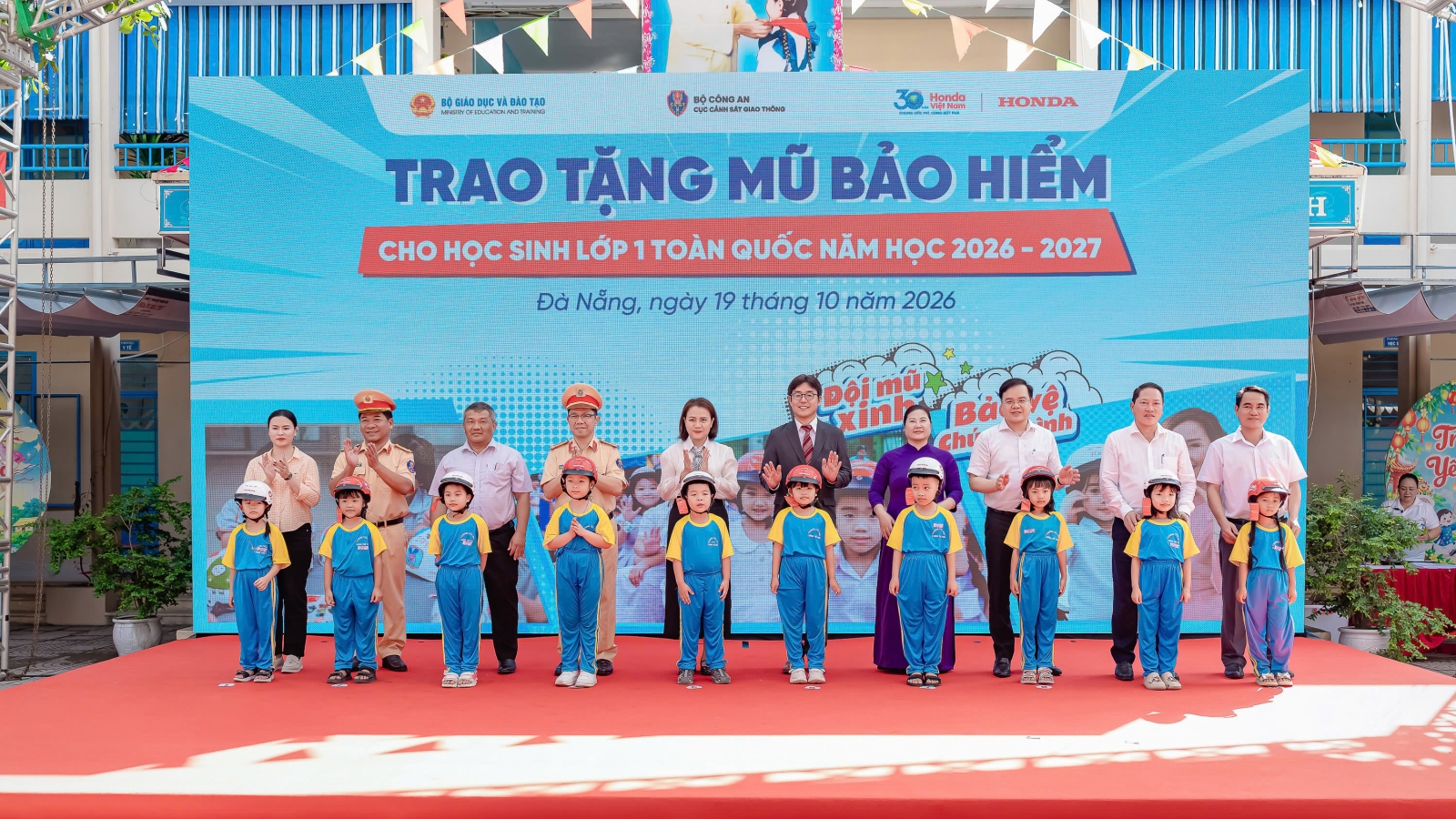 Honda Việt Nam trao tặng 1,8 triệu mũ bảo hiểm cho học sinh lớp 1