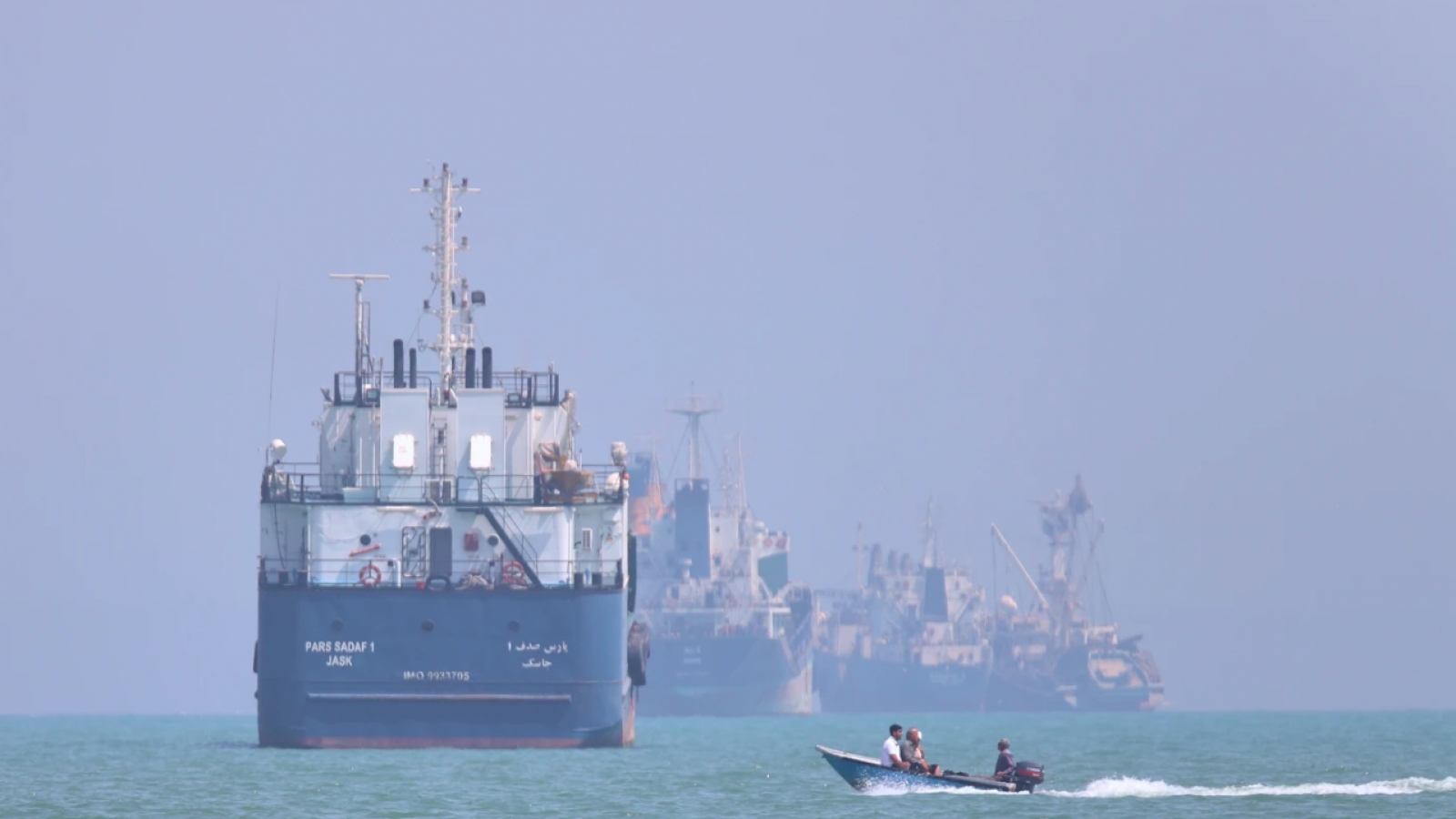Iran chặn máy bay “thù địch”, phòng không kích hoạt gần Hormuz