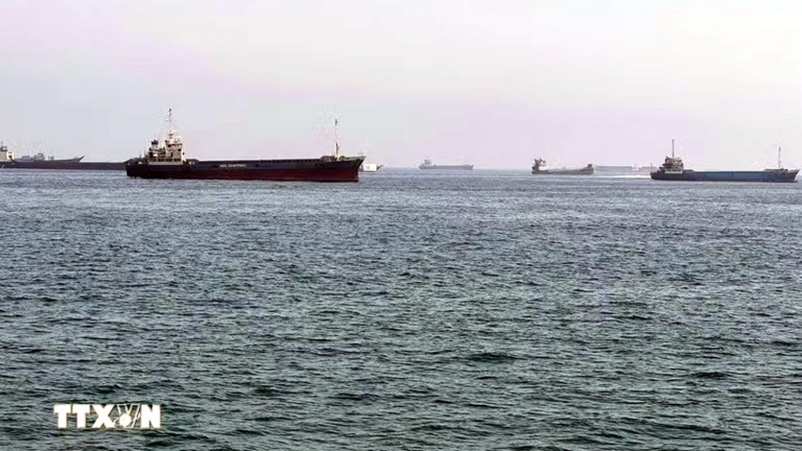 Căng thẳng eo biển Hormuz: Tàu chở dầu liên tiếp bị tấn công