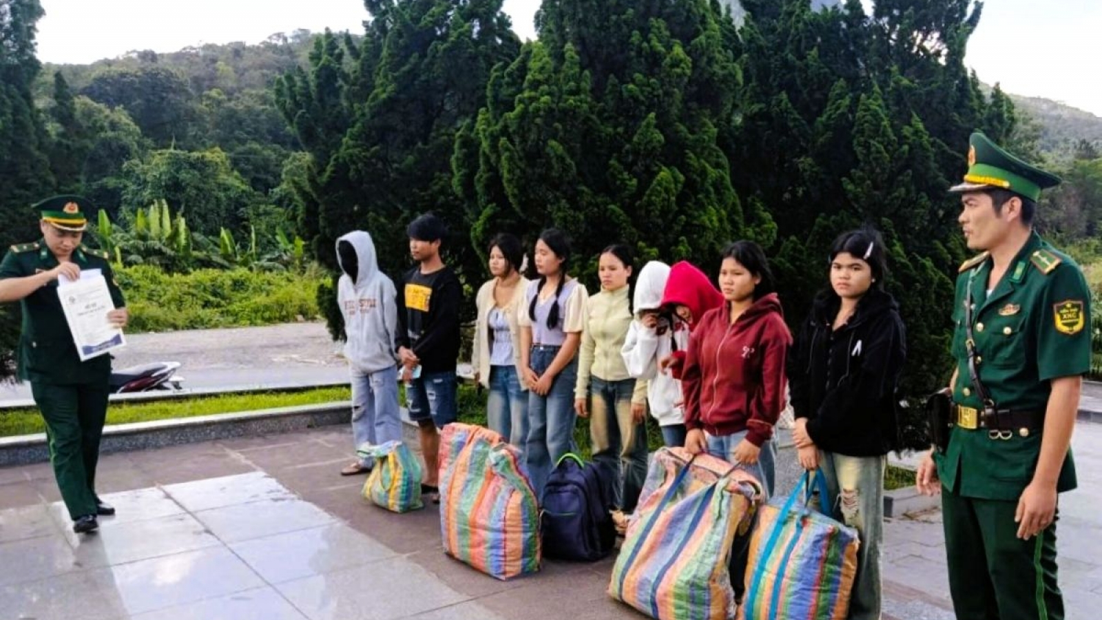 Quang Tri deports nine Lao nationals for illegal entry