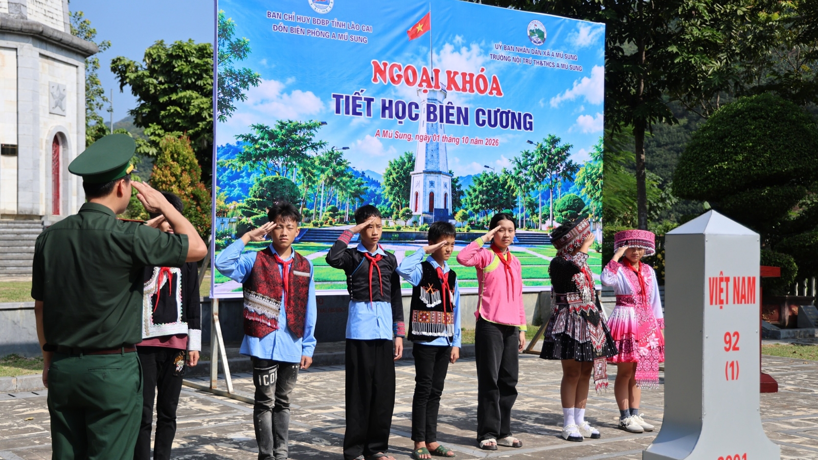 Tiết học biên cương đặc biệt dưới chân cột cờ Lũng Pô