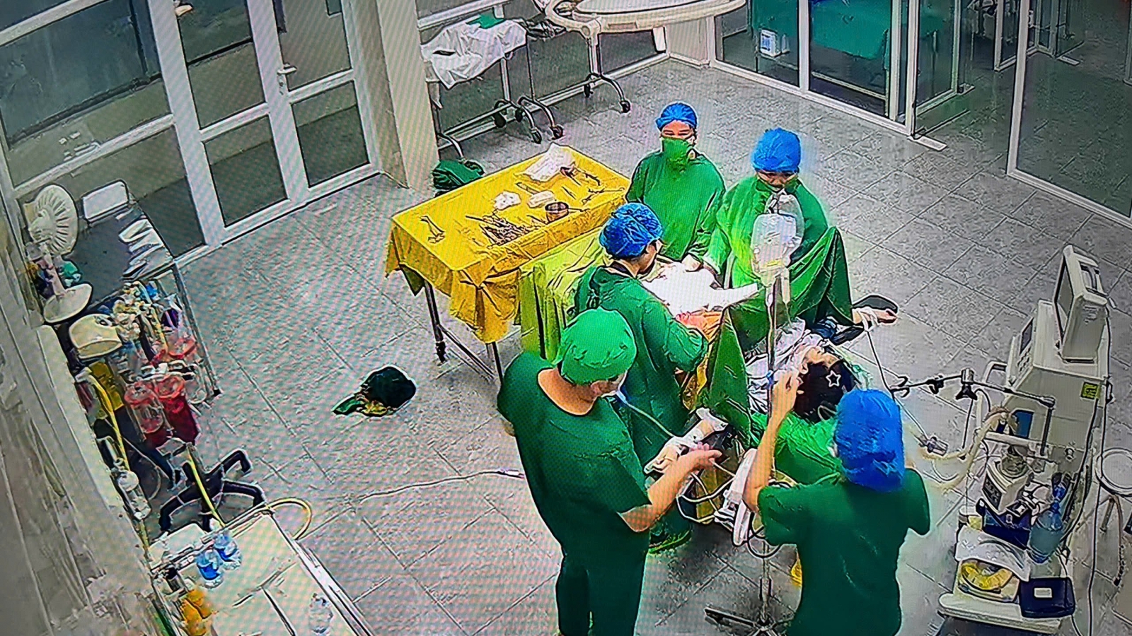Sản phụ 15 tuổi nguy kịch vì rau tiền đạo, 4 cán bộ y tế hiến máu cứu người