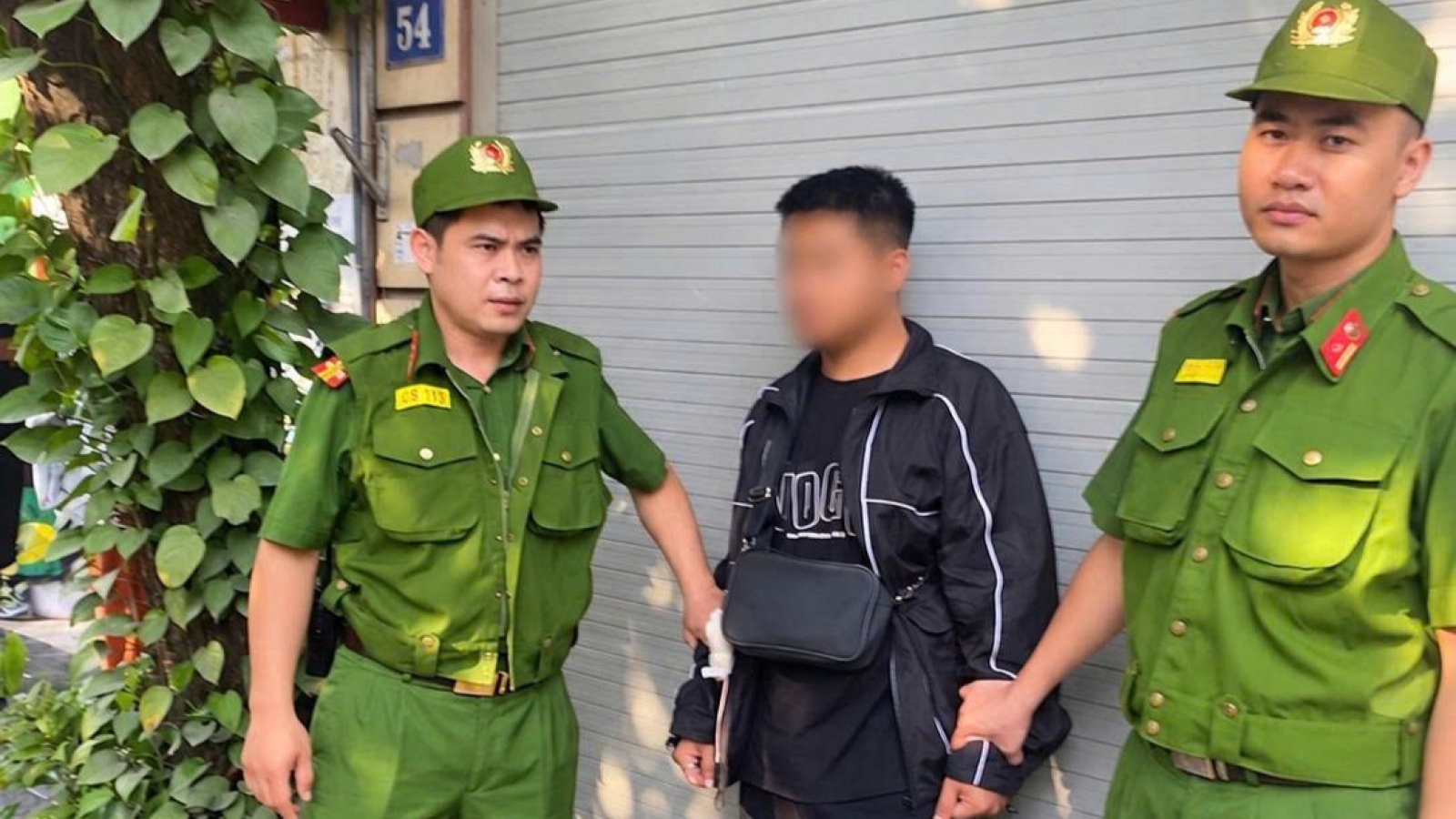 Khống chế đối tượng cầm dao cố thủ sau khi đột nhập ăn trộm ở nhà dân tại Hà Nội