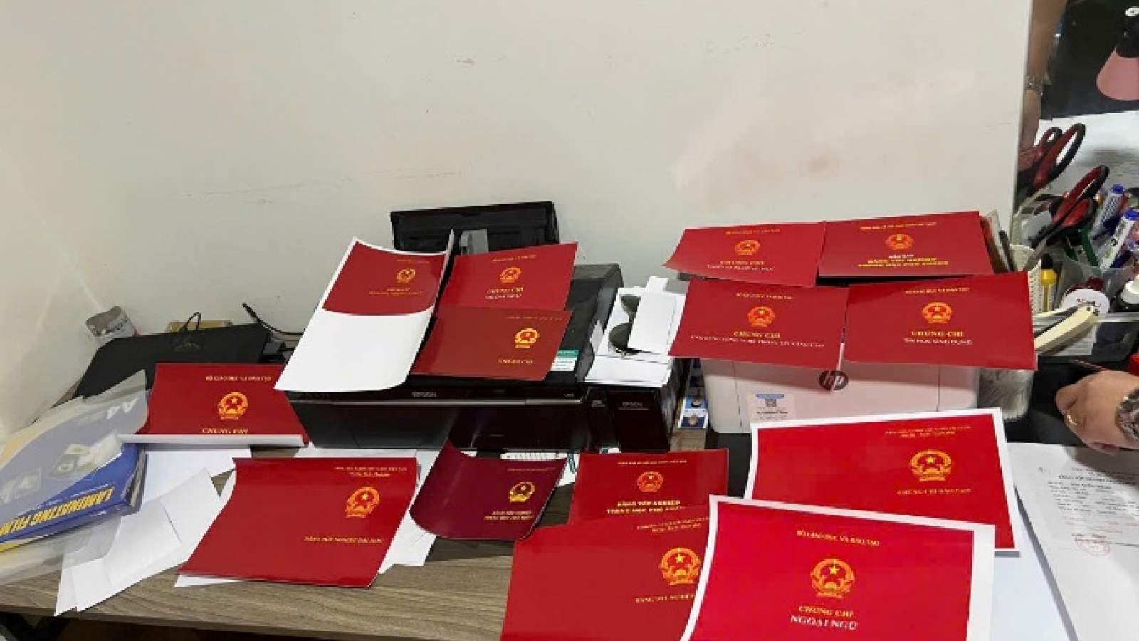 Triệt phá đường dây làm giả gần 1.500 văn bằng, giá 1-2 triệu đồng