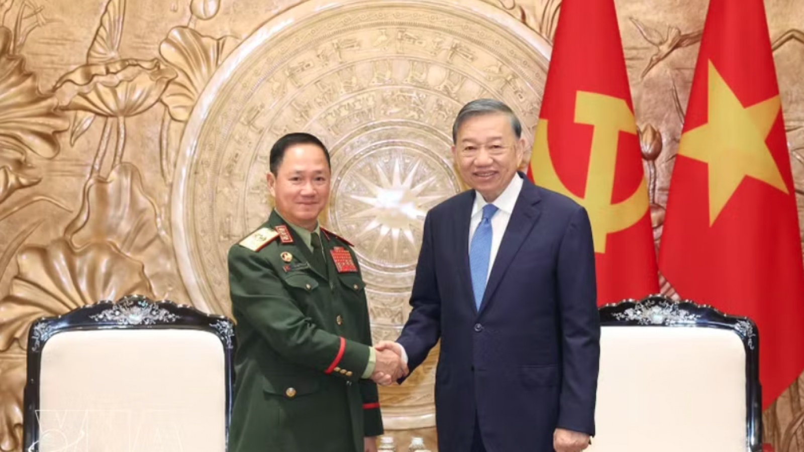 Top leader hosts Lao Deputy Prime Minister and Defence Minister