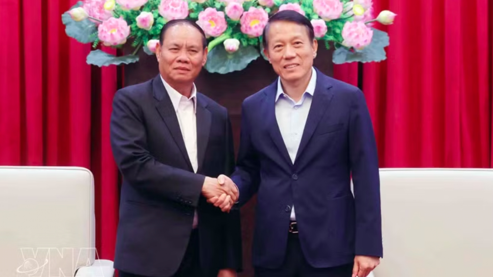 Minister of Public Security receives Lao Party official