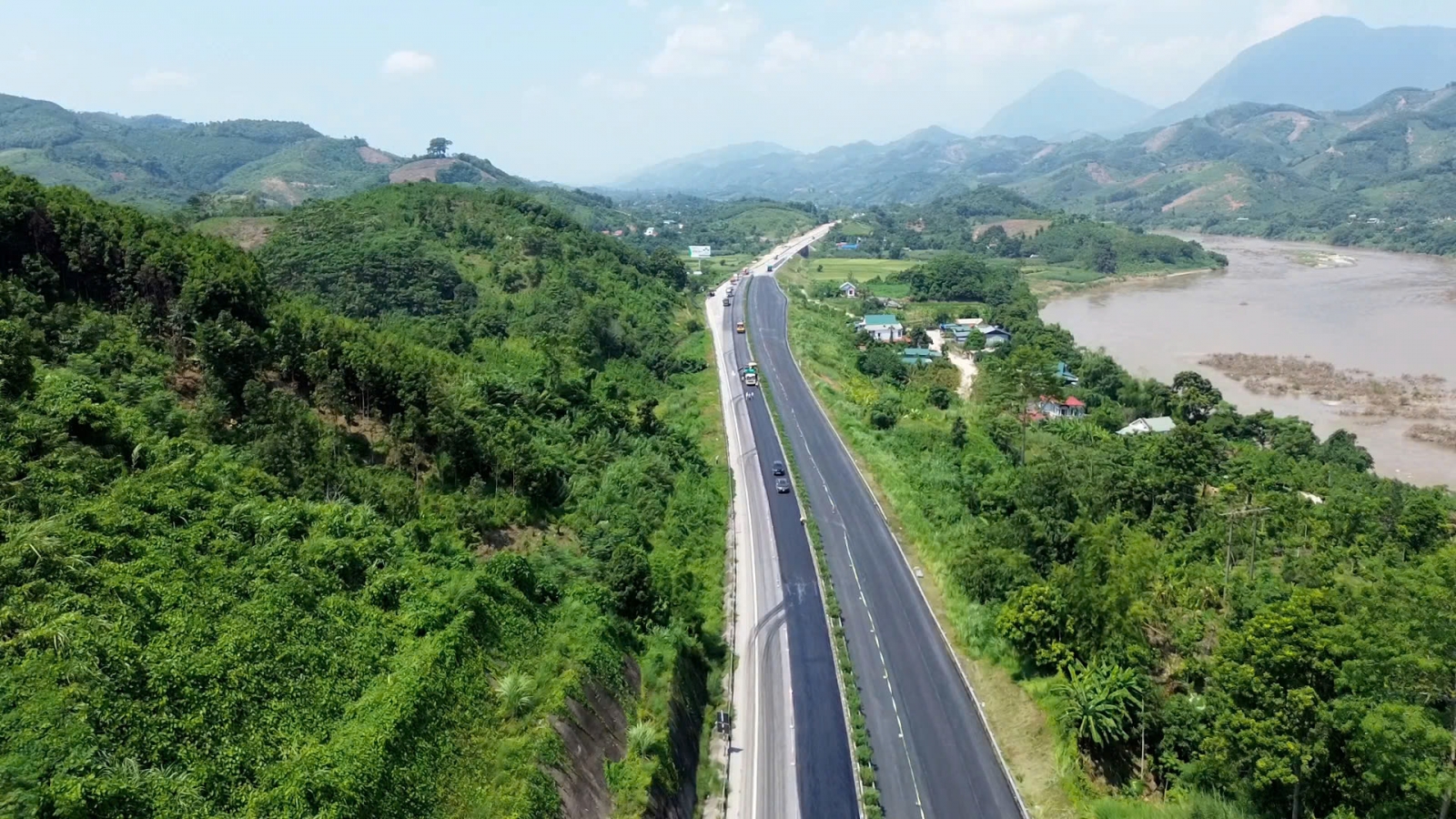 Cao tốc Nội Bài – Lào Cai mở rộng tăng tốc về đích sau một năm thi công