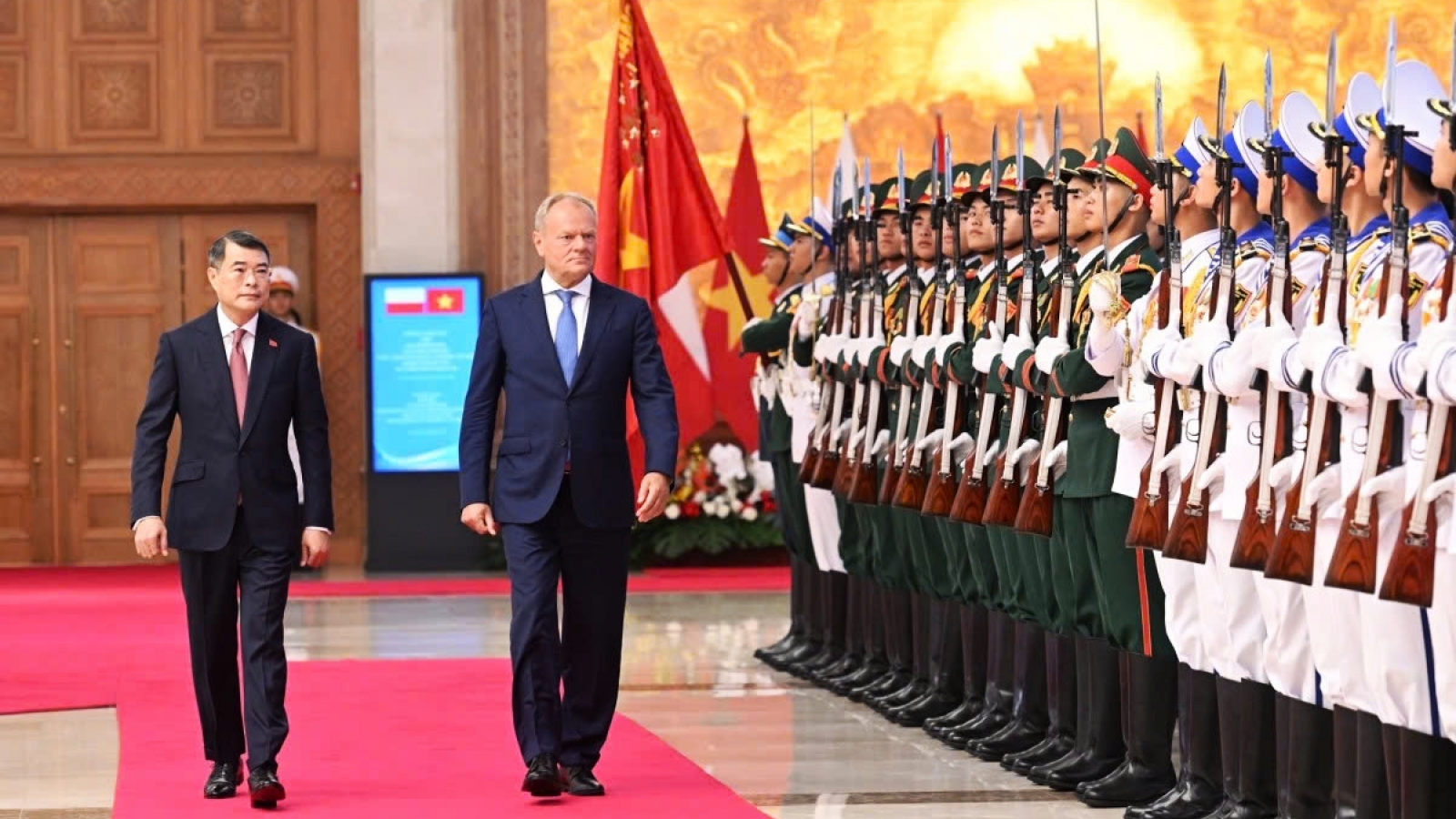 Polish Prime Minister Donald Tusk warmly welcomed in Hanoi on Vietnam visit