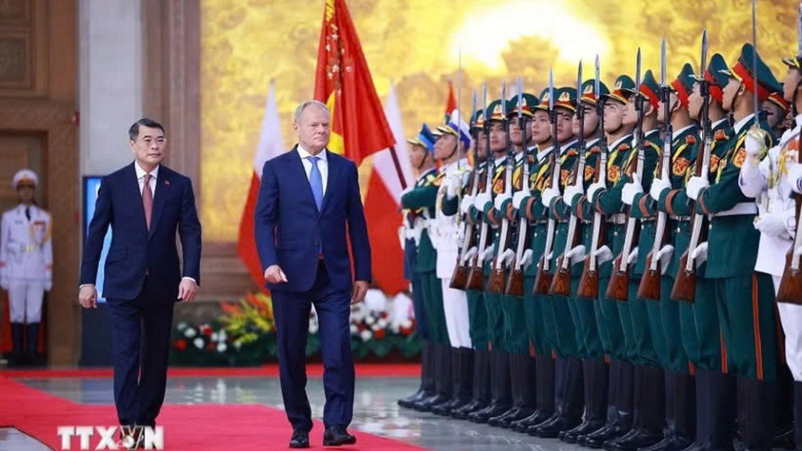 Polish Prime Minister Donald Tusk warmly welcomed in Hanoi on Vietnam visit