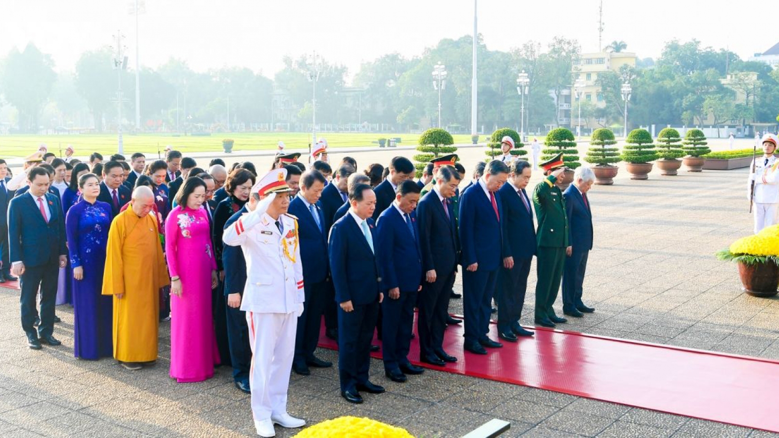 Leaders pay tribute to President Ho Chi Minh ahead of National Assembly session