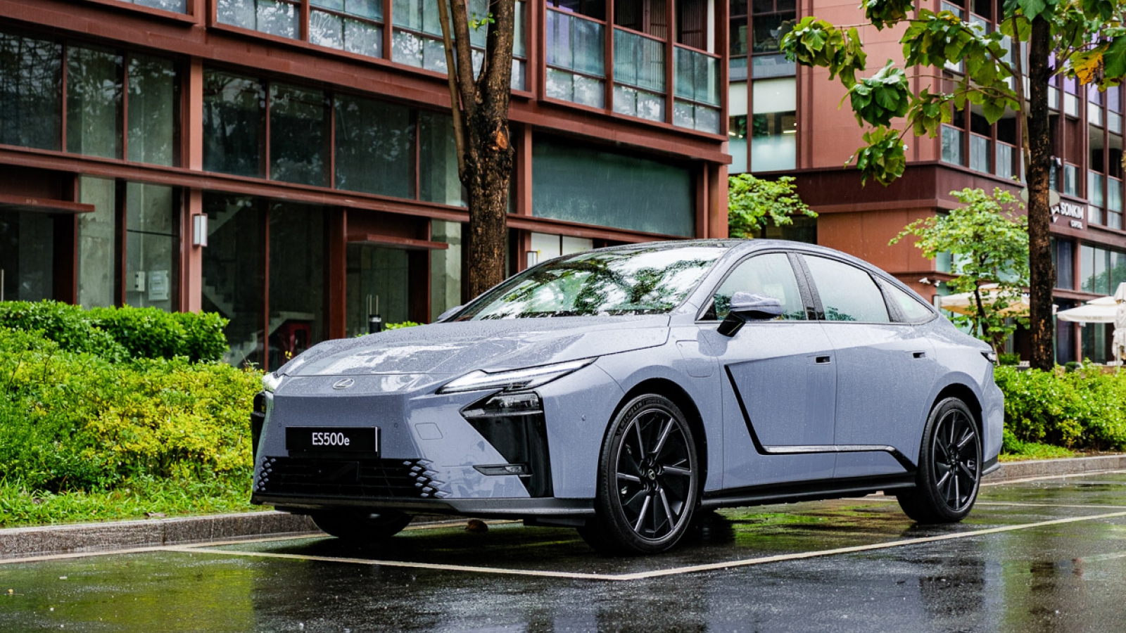 Lexus ES thế hệ mới ra mắt tại Việt Nam, giá từ 2,34 tỷ đồng