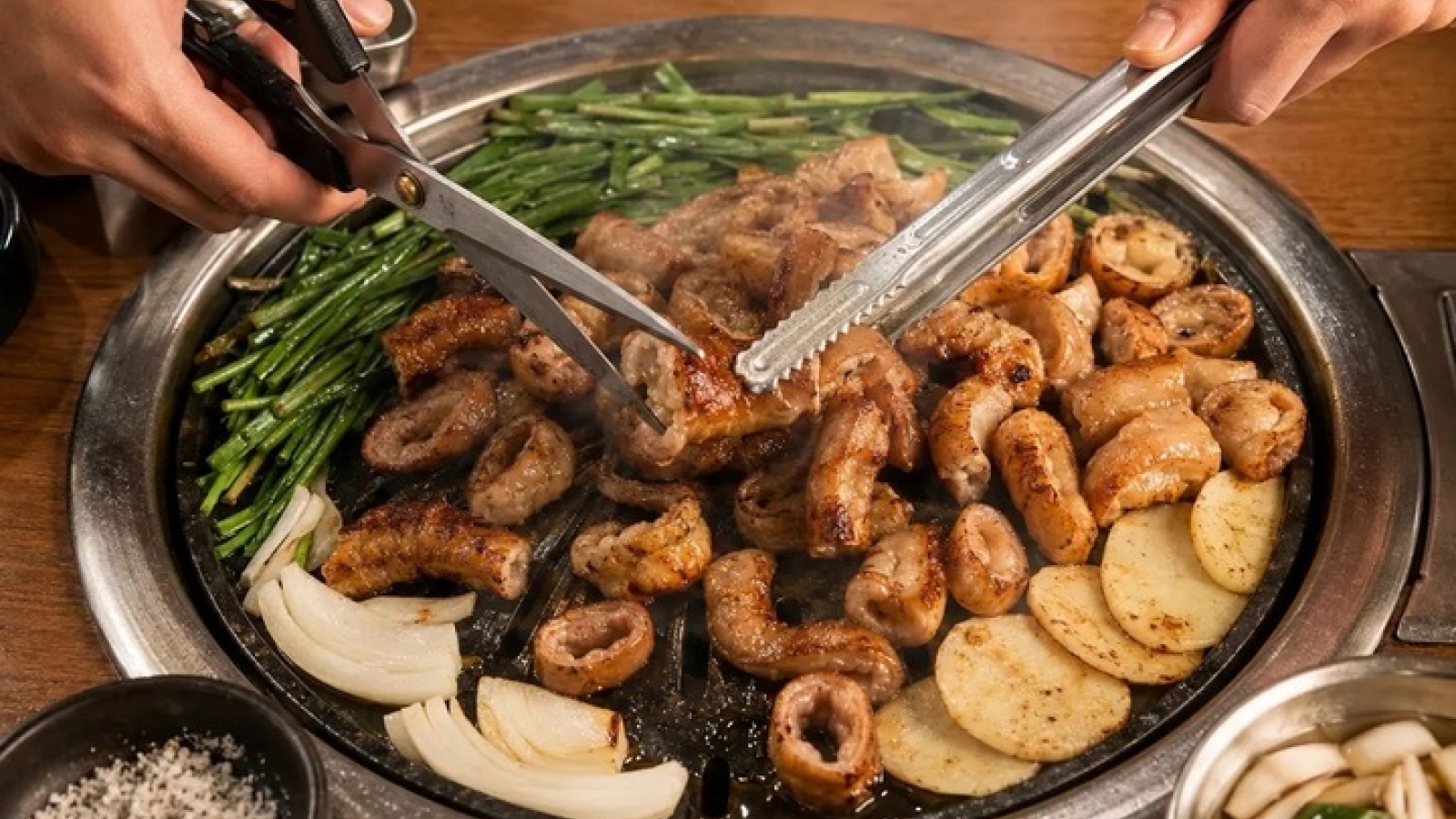Vì sao người Hàn Quốc chuộng lòng bò hơn lòng lợn?