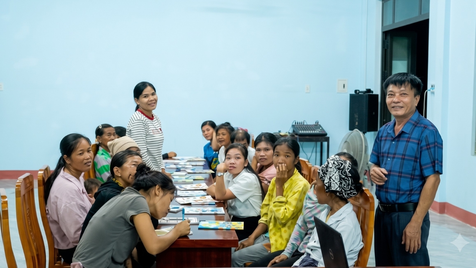 Sáng đèn lớp học đêm giữa đại ngàn, người Mã Liềng quyết tìm con chữ
