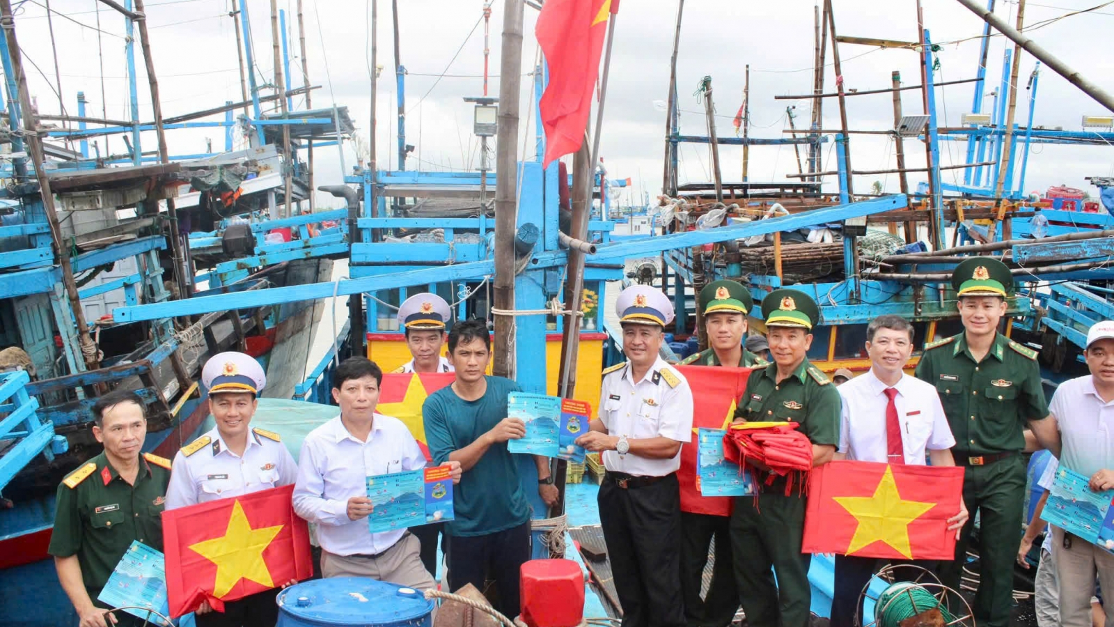 Lữ đoàn tên lửa bờ 682 tiếp sức ngư dân Đắk Lắk vươn khơi, bám biển