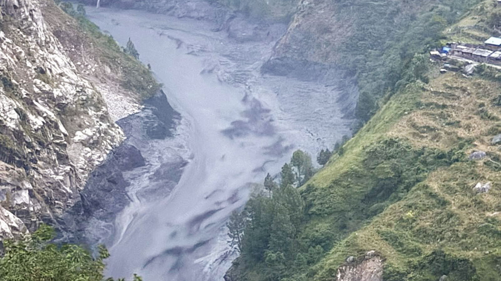 Lũ quét tại Nepal: Nhiều khu vực vẫn bị cô lập, phải tiếp tế bằng đường không