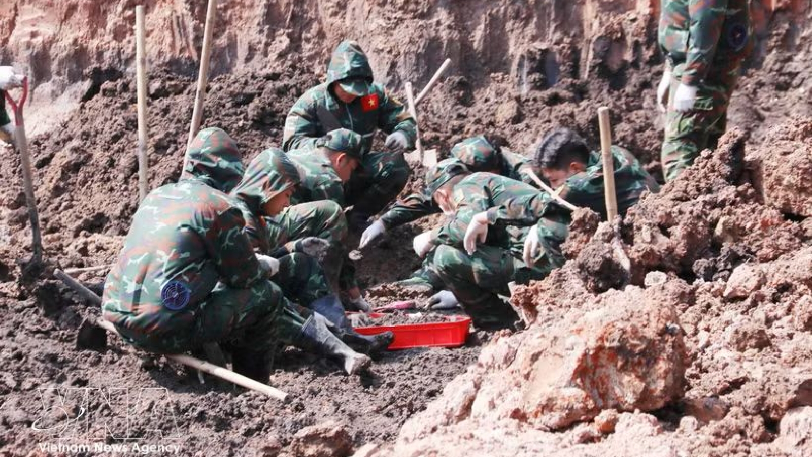 Ho Chi Minh City team recovers 19 more martyrs' remains at Le Thi Rieng Park