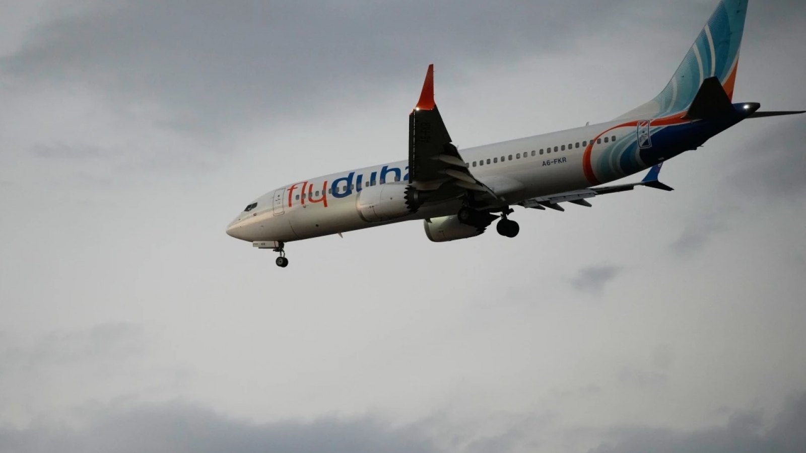 Sự hoảng loạn trong máy bay Flydubai suýt rơi do hành vi bất thường của cơ phó