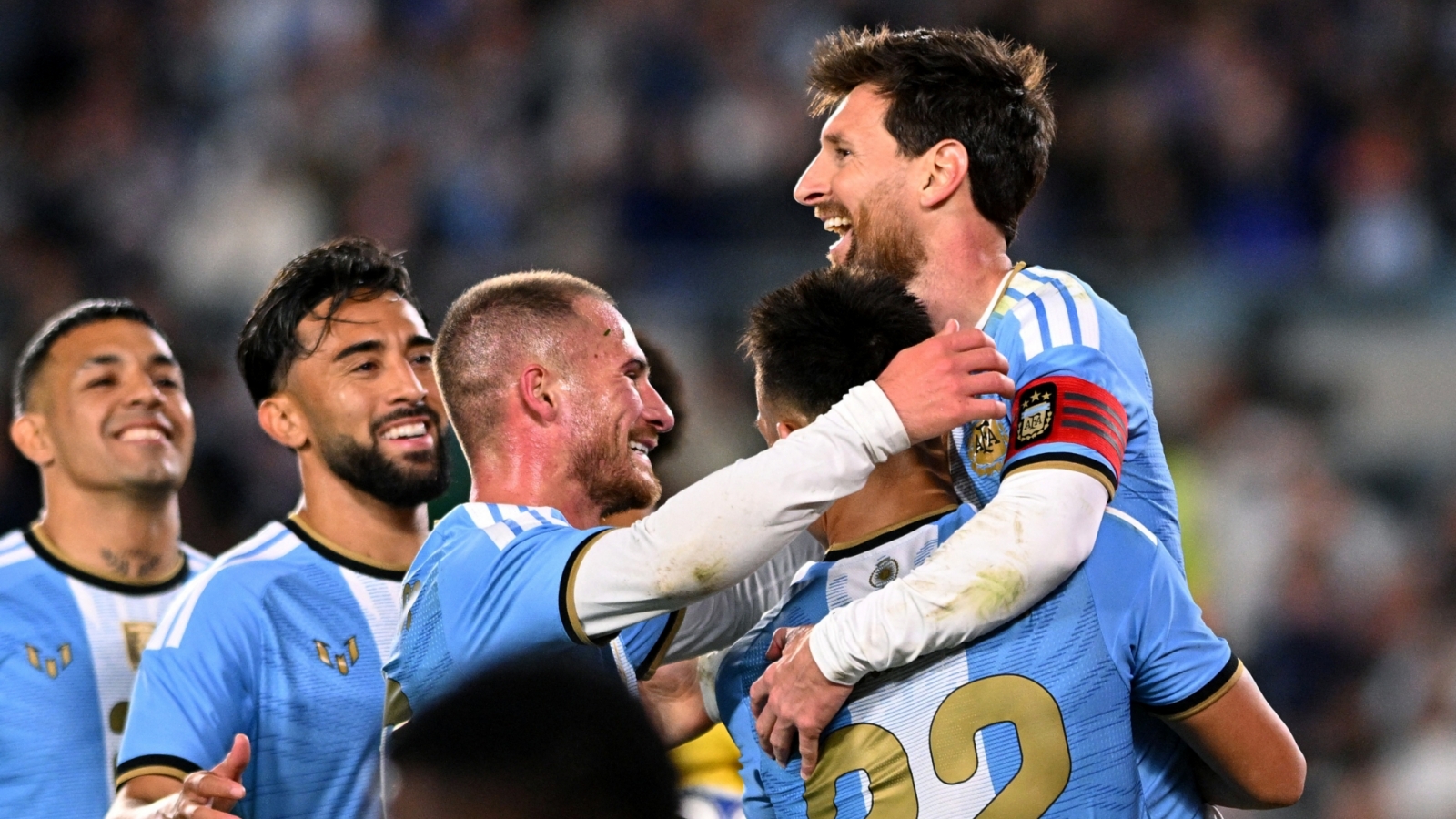 Lionel Messi vừa ghi bàn vừa kiến tạo, bật khóc trong trận chia tay ĐT Argentina