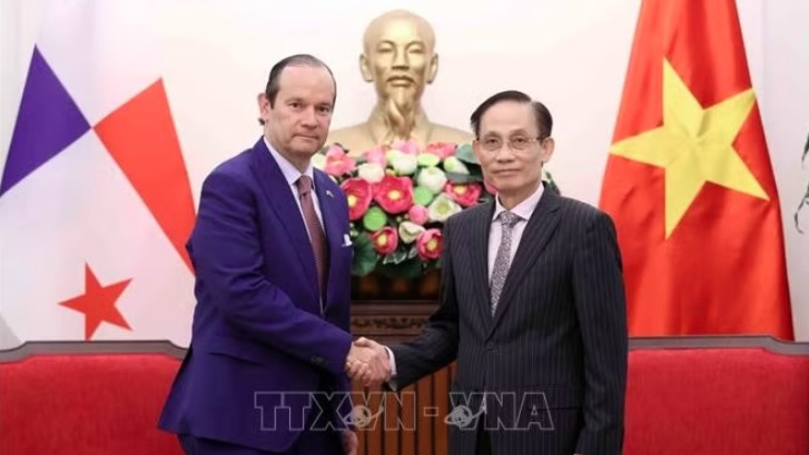 Vietnamese, Panamanian FMs emphasize effectively realizing high-level commitments