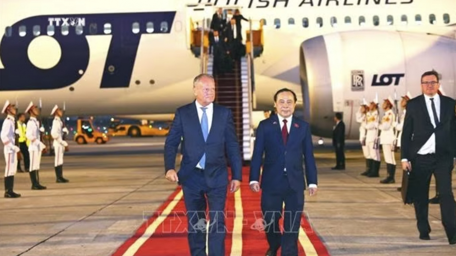 Polish PM Donald Tusk arrives in Hanoi for official visit to Vietnam