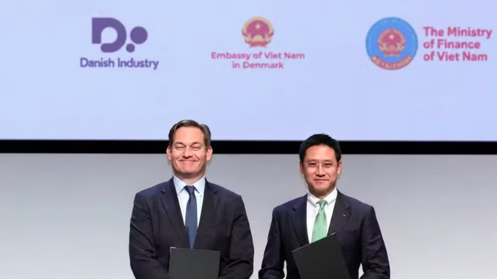 VinaCapital, A.P. Moller Capital sign MoU to target Vietnam logistics