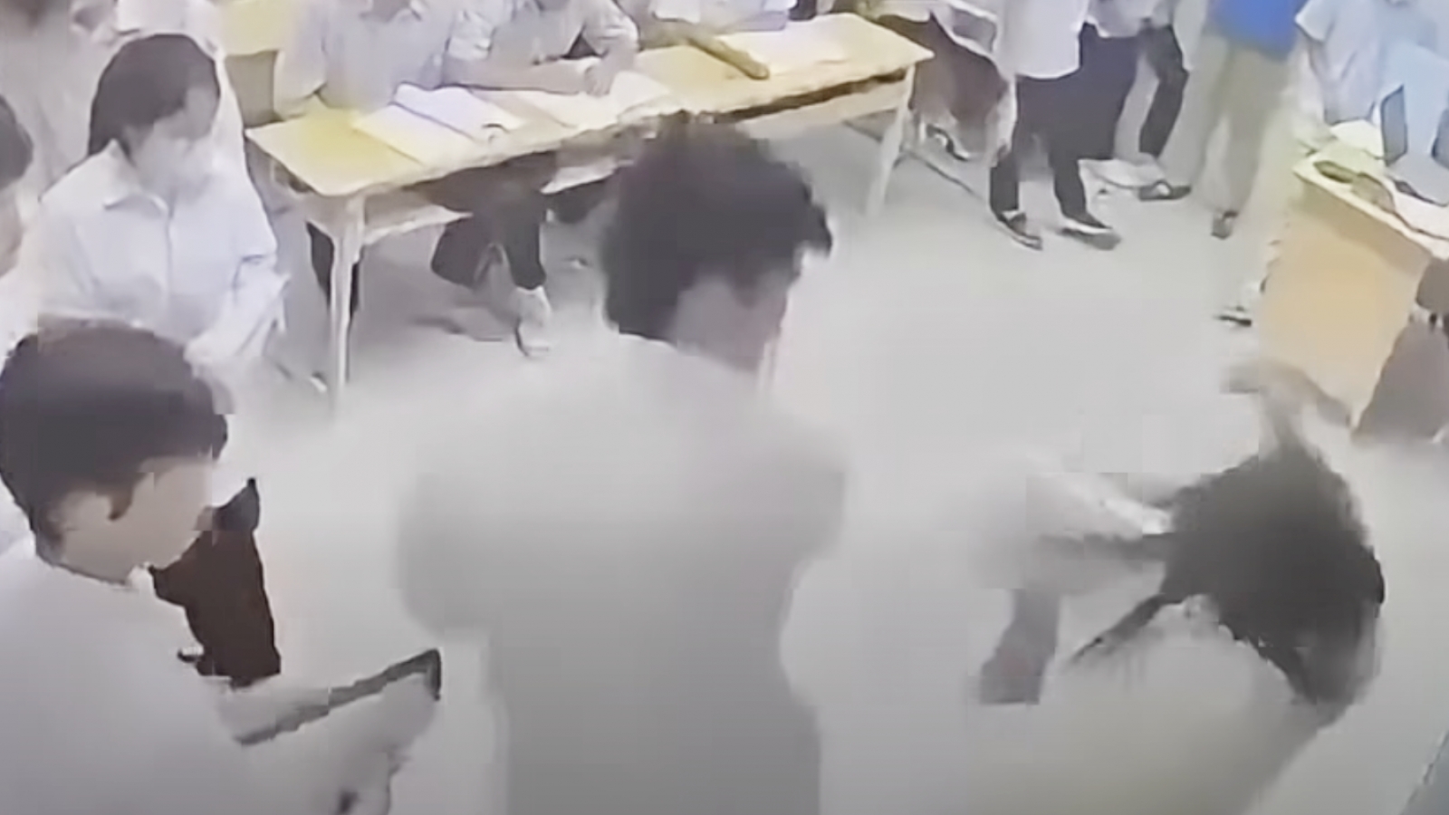 Khởi tố, tạm giam nam sinh lớp 12 đánh giáo viên tại Hà Nội