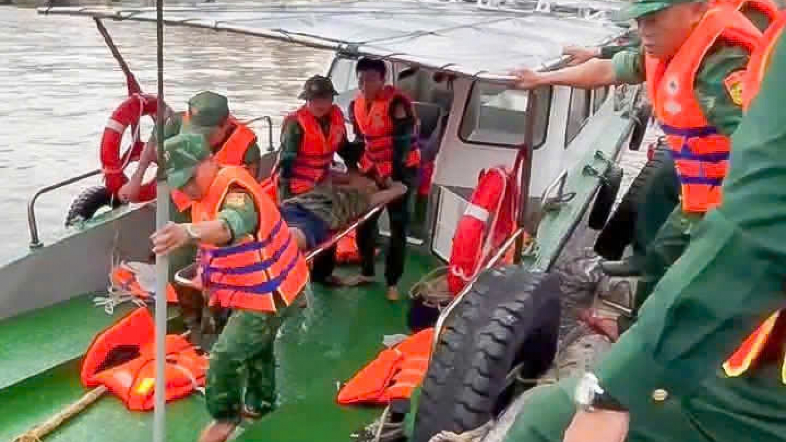 Cứu sống 4 ngư dân gặp nạn, trôi dạt trên vùng biển Đồ Sơn