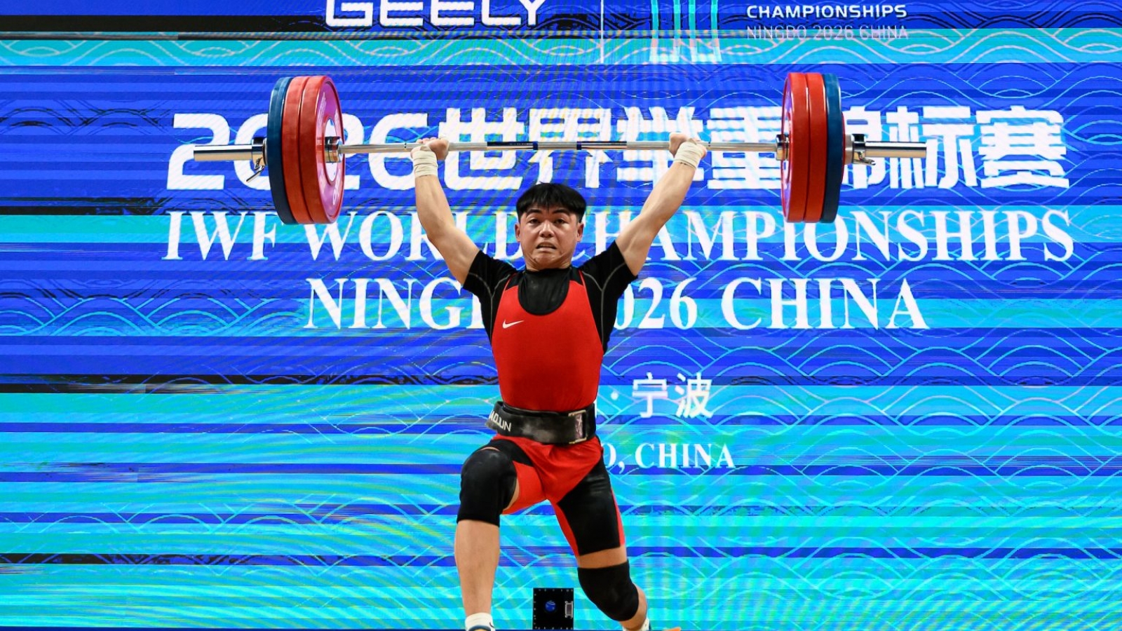 Young weightlifter Nguyen Thanh Duy breaks two world records