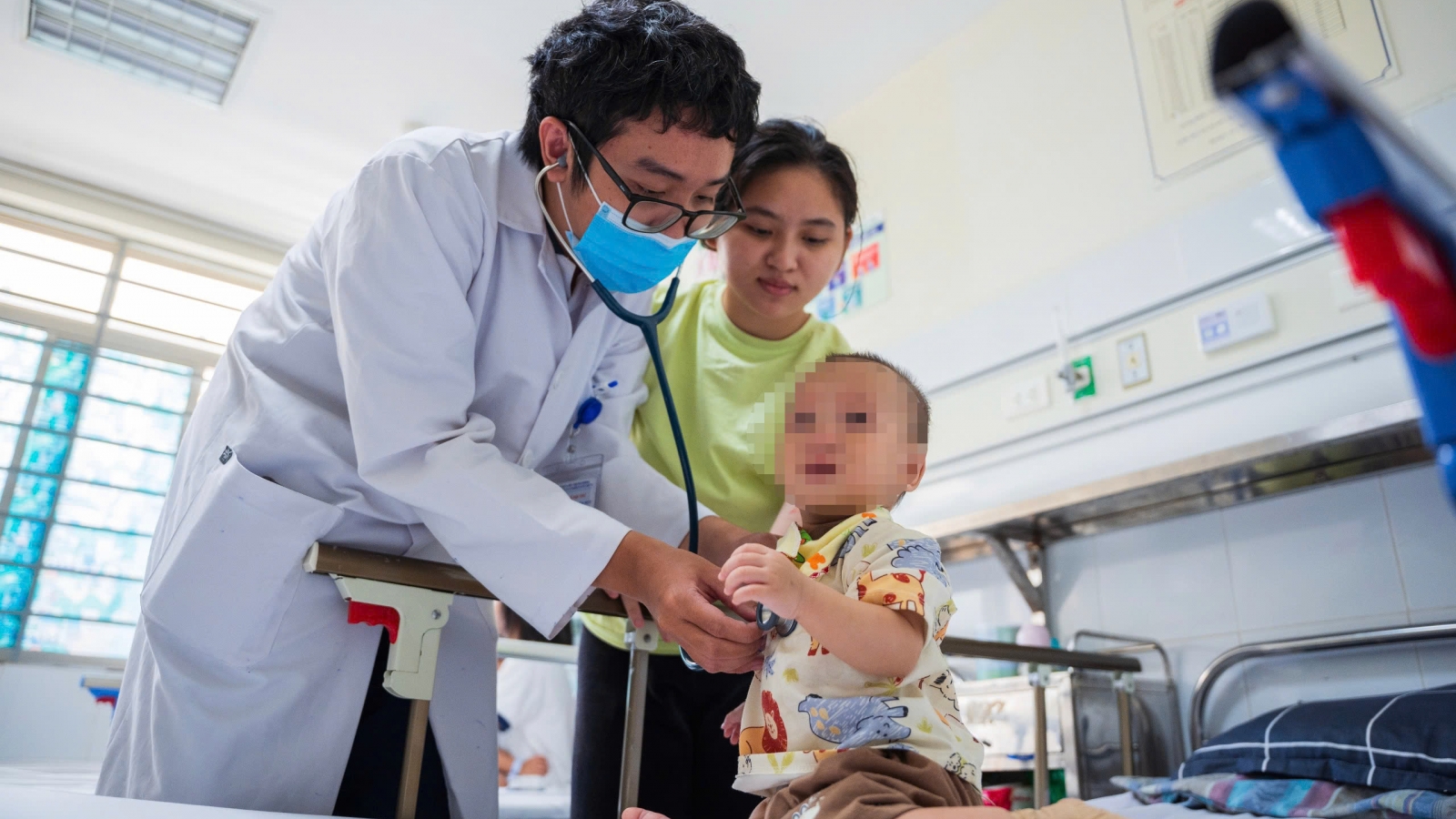 Bên trong khu điều trị cúm, tay chân miệng khi hàng chục trẻ nhập viện mỗi ngày