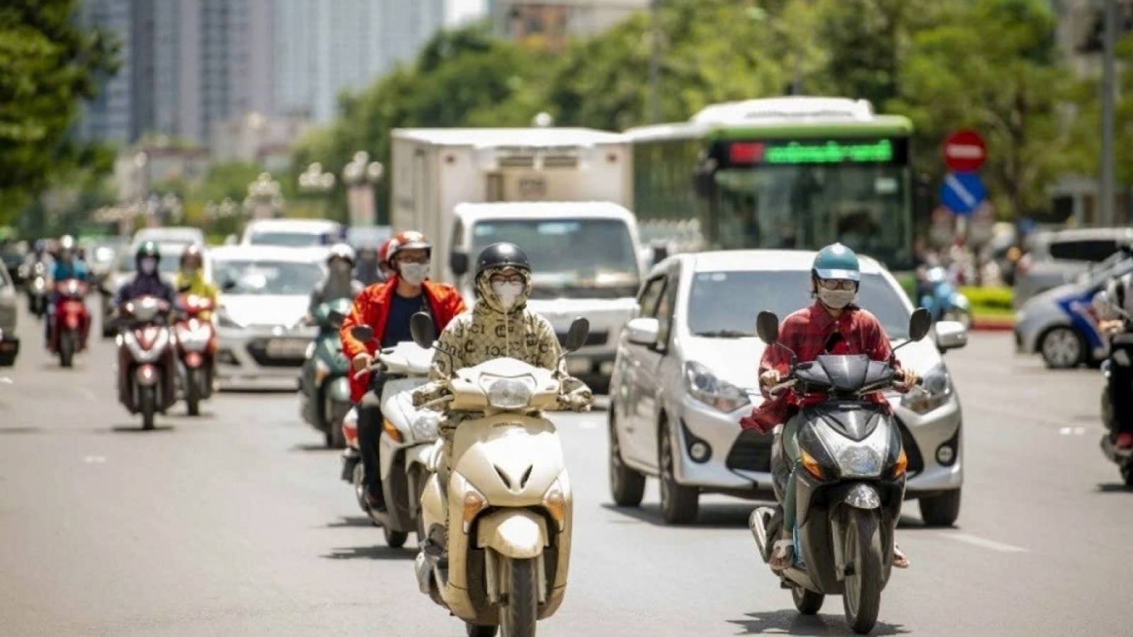 Why is northern Vietnam still unusually hot in late October?