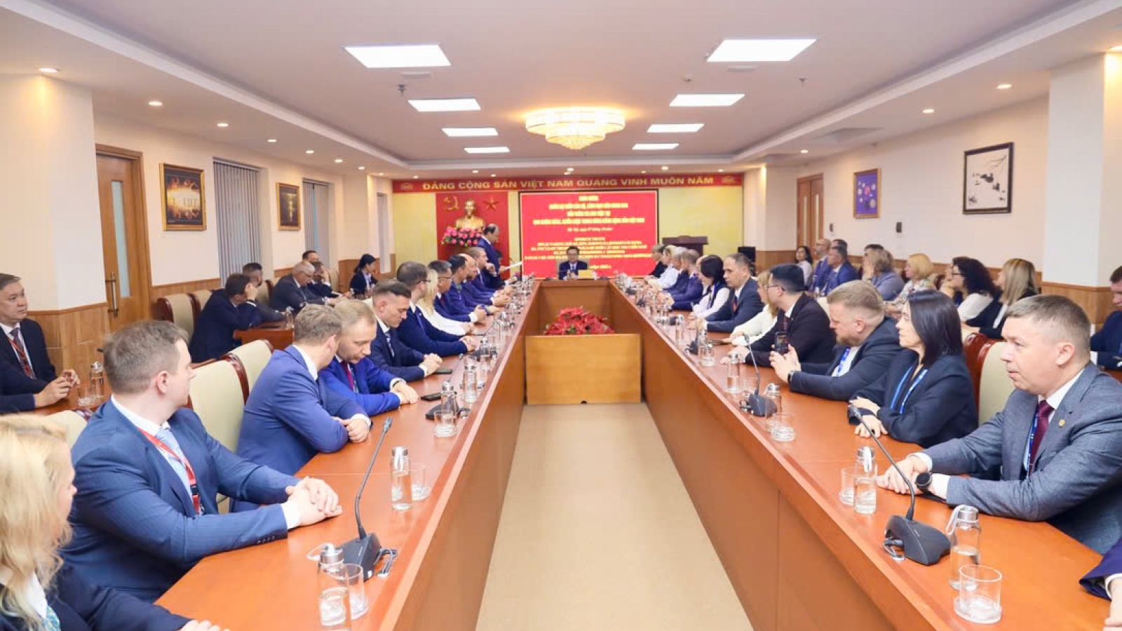 Ông Nguyễn Thanh Nghị tiếp Đoàn cán bộ lãnh đạo Liên bang Nga