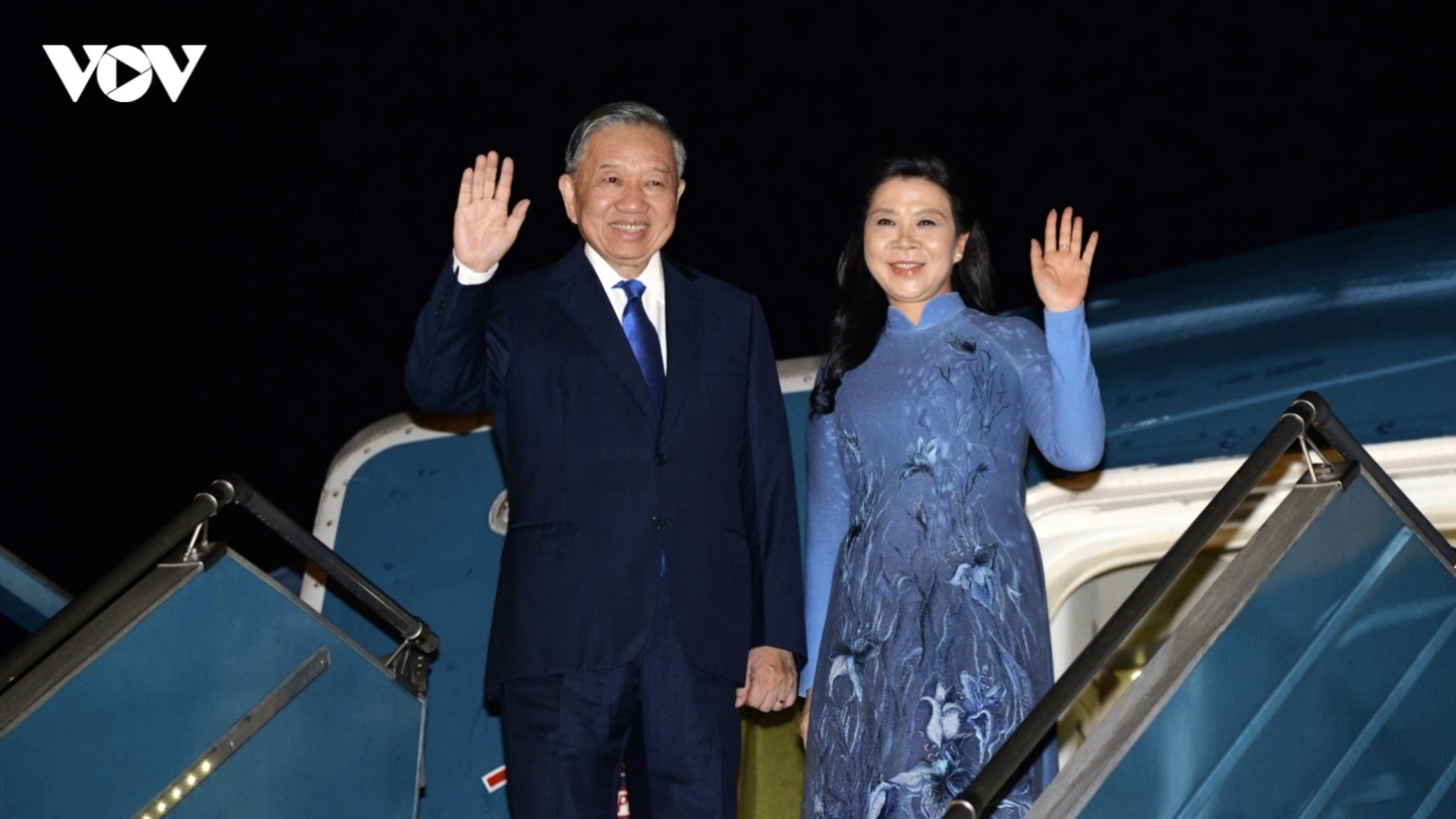 Top leader and spouse leave Hanoi for Denmark, European Union and Belgium