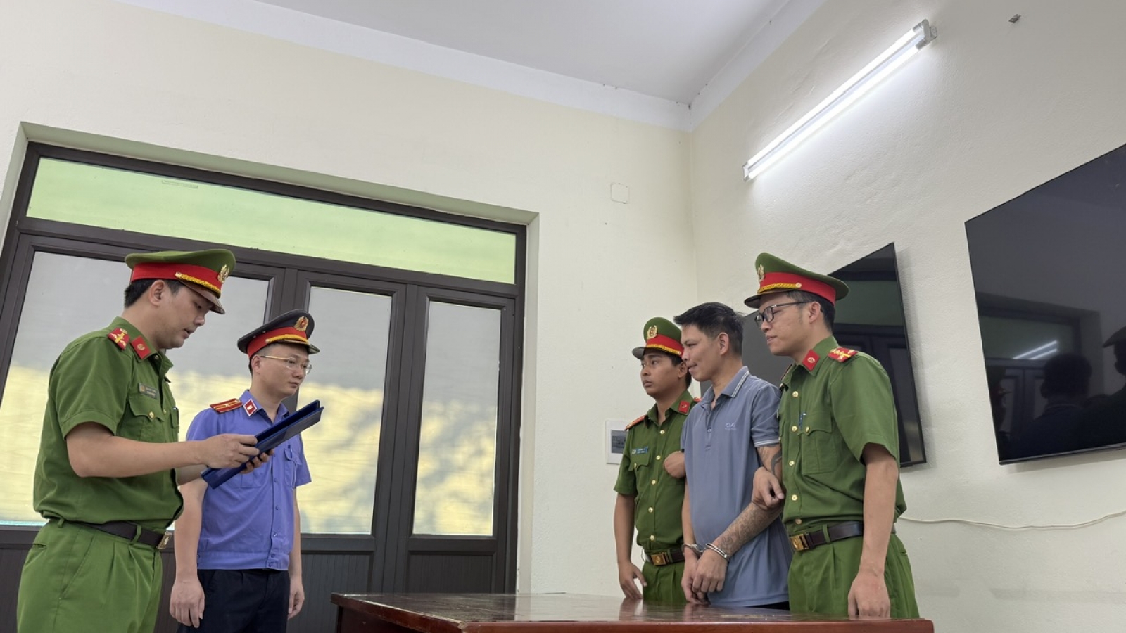 Khởi tố người cha hành hạ hai con gái ruột ở Phú Thọ