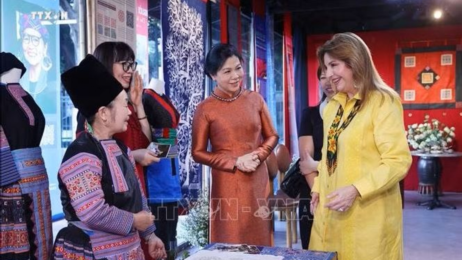 Phu nhân Tổng Bí thư, Chủ tịch nước Tô Lâm và Phu nhân Tổng thống Panama tìm hiểu văn hóa các dân tộc Việt Nam