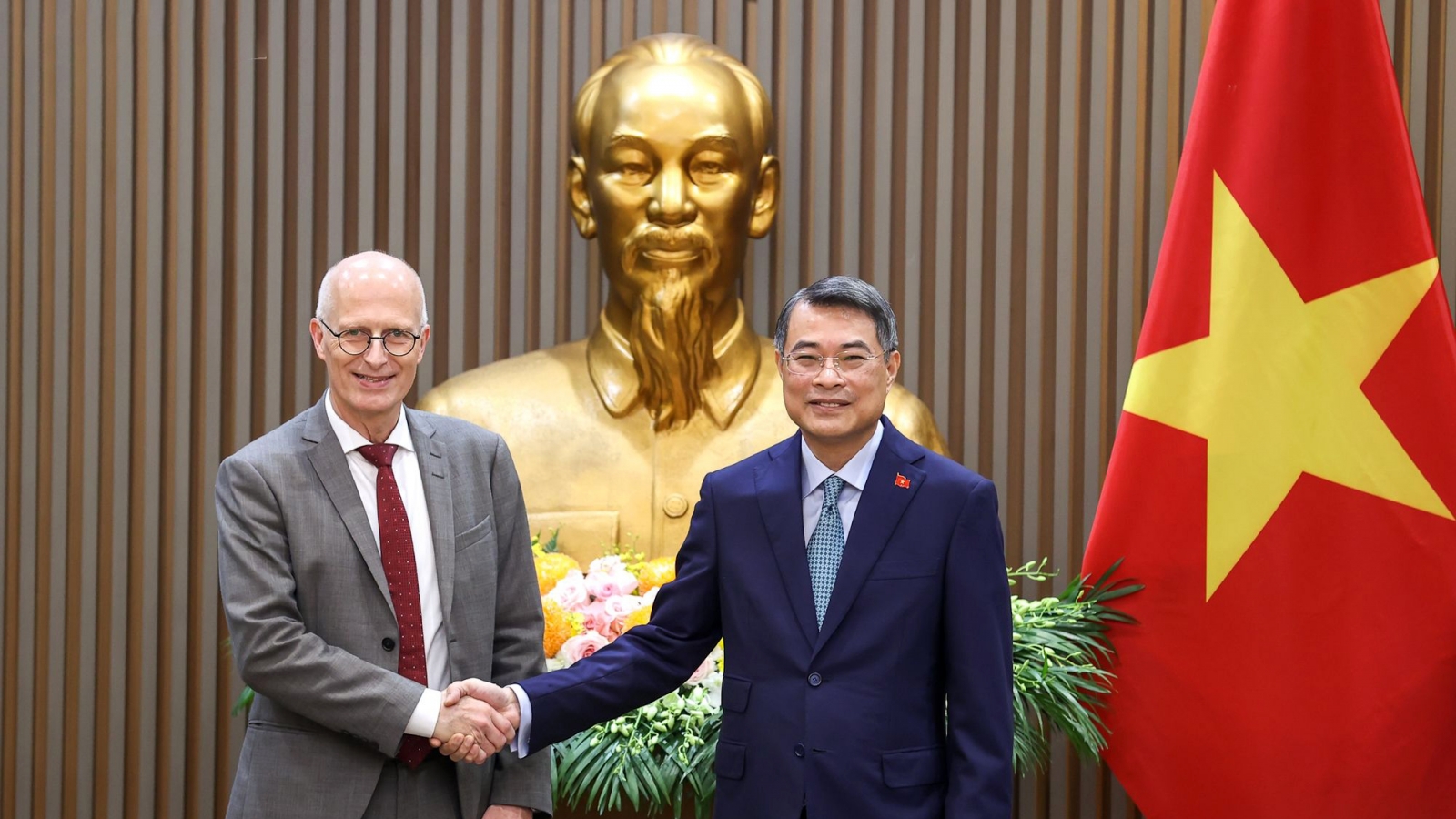 PM calls for stronger cooperation with Hamburg in ports, logistics, green energy