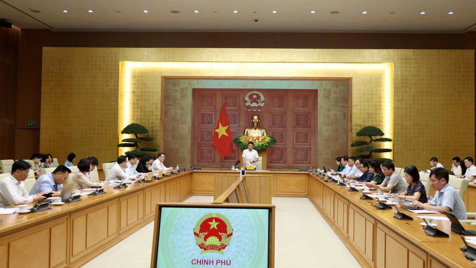 Phó Thủ tướng yêu cầu xử lý nghiêm việc thao túng giá hàng hóa dịp lễ Tết, bão lũ