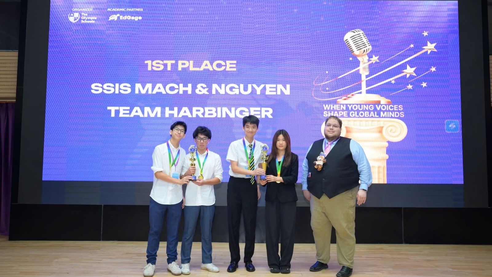 High school students compete in international debate and speech championship in Hanoi