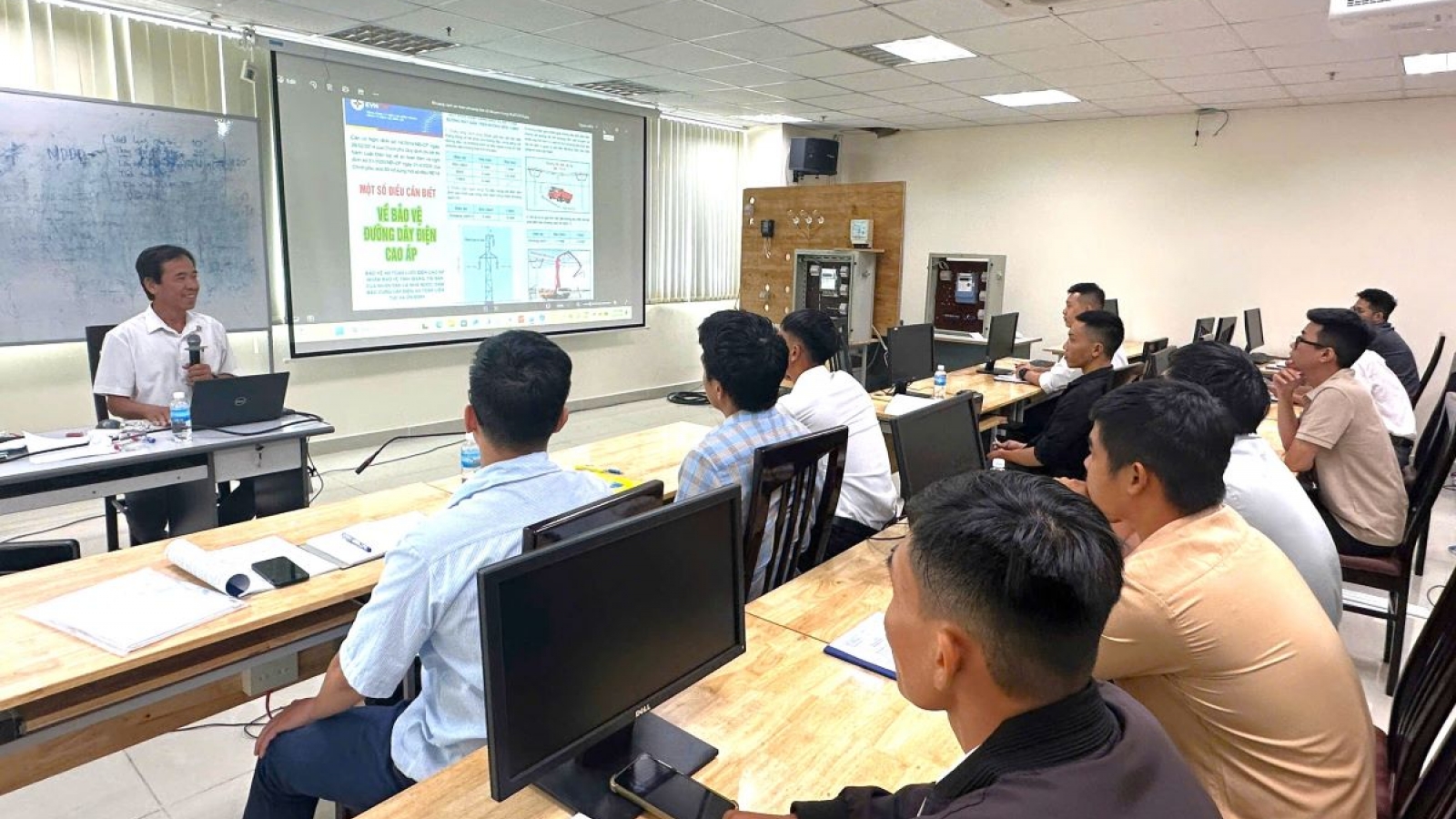 Công ty Cổ phần Điện lực Khánh Hòa huấn luyện an toàn cho lực lượng công nhân mới